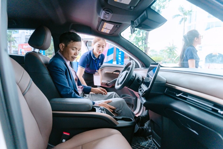 Trải nghiệm VinFast VF 6, người dùng Nghệ An tấm tắc: Xe mạnh, tăng tốc êm, lần đầu cầm lái nhưng rất dễ làm quen ảnh 4