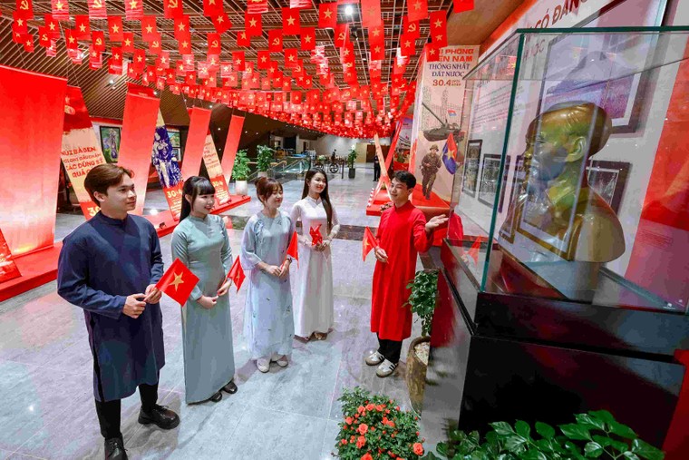 Không khí chơi lễ rộn ràng tại các thủ phủ du lịch “hot” nhất từ Nam chí Bắc ảnh 9