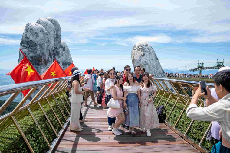 Không khí chơi lễ rộn ràng tại các thủ phủ du lịch “hot” nhất từ Nam chí Bắc ảnh 7