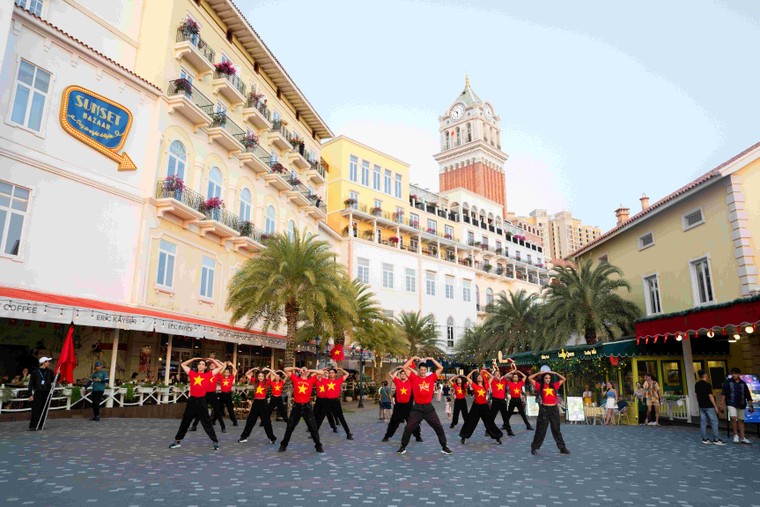 Không khí chơi lễ rộn ràng tại các thủ phủ du lịch “hot” nhất từ Nam chí Bắc ảnh 10