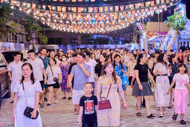 Không khí chơi lễ rộn ràng tại các thủ phủ du lịch “hot” nhất từ Nam chí Bắc ảnh 5