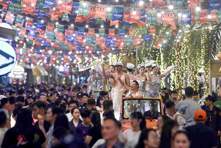 Không khí chơi lễ rộn ràng tại các thủ phủ du lịch “hot” nhất từ Nam chí Bắc ảnh 3