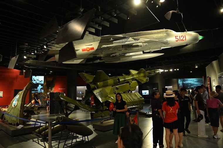 Ngược thời gian về với những “nhân chứng” lịch sử tại Bảo tàng Lịch sử Quân sự Việt Nam ảnh 3