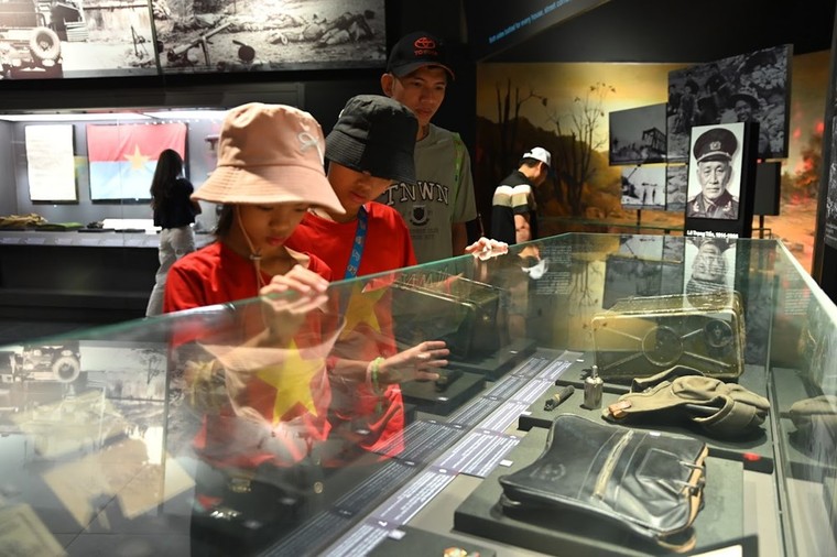 Ngược thời gian về với những “nhân chứng” lịch sử tại Bảo tàng Lịch sử Quân sự Việt Nam ảnh 7