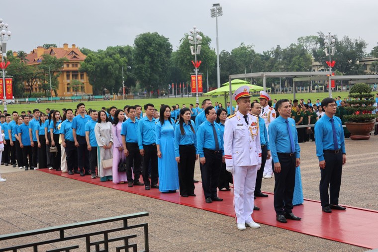 Hà Nội tôn vinh 30 điển hình học tập làm theo Bác và tuyên dương 100 công nhân giỏi ảnh 1