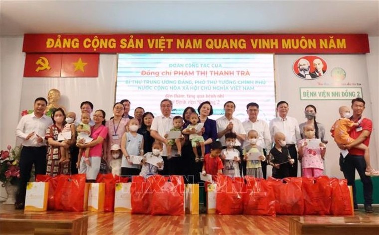 Hơn 2.200 tỷ đồng ủng hộ Quỹ "Ngày mai tươi sáng" hỗ trợ bệnh nhân ung thư nghèo ảnh 2