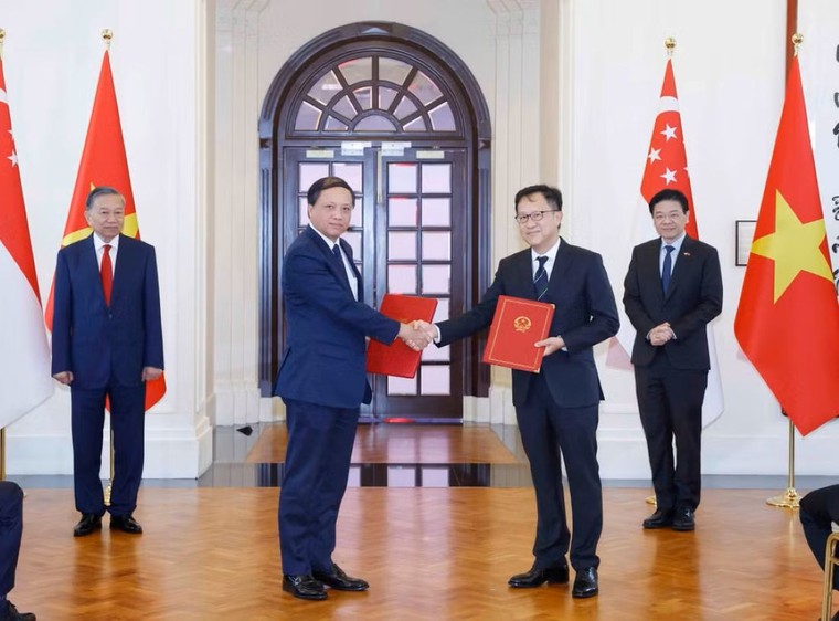 Tổng Bí thư, Chủ tịch nước Tô Lâm chứng kiến trao văn kiện hợp tác giữa Việt Nam và Singapore ảnh 2