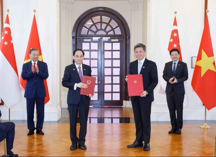 Tổng Bí thư, Chủ tịch nước Tô Lâm chứng kiến trao văn kiện hợp tác giữa Việt Nam và Singapore ảnh 1