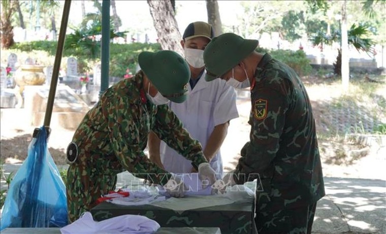 Miệt mài hành trình tìm lại tên cho các liệt sĩ giữa thời tiết khắc nghiệt ảnh 1
