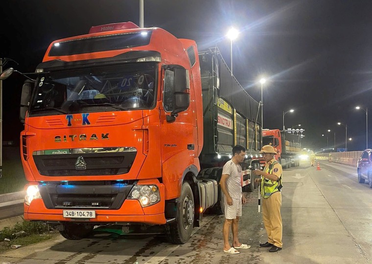 CSGT khuyến cáo kiểm tra lốp xe để phòng ngừa tai nạn mùa nắng nóng ảnh 3