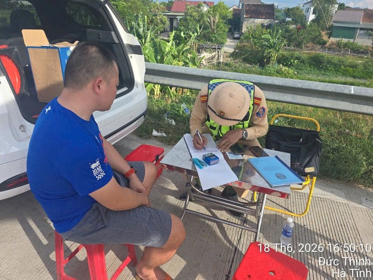 CSGT khuyến cáo kiểm tra lốp xe để phòng ngừa tai nạn mùa nắng nóng ảnh 2