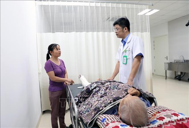 Bệnh viện Hữu nghị Việt Đức cơ sở Ninh Bình tiếp nhận gần 2.200 lượt khám sau hơn 1 tuần hoạt động ảnh 1