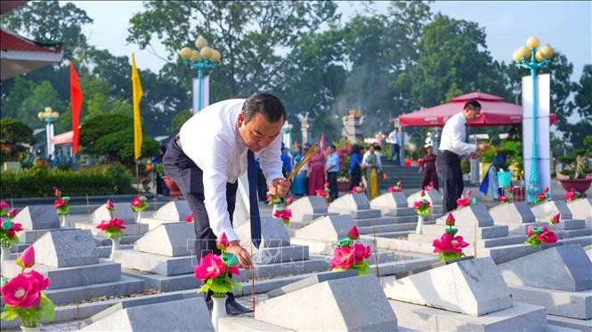 Tri ân những người nằm xuống, viết tiếp khát vọng non sông ảnh 3