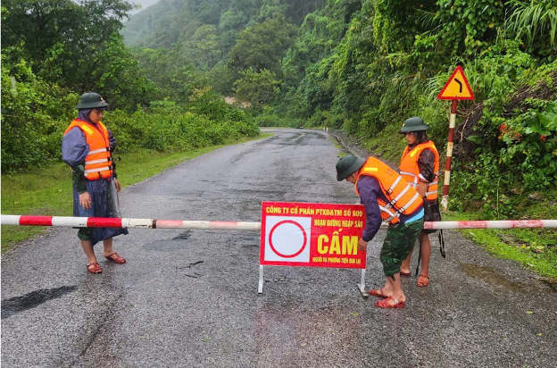 Mưa lớn gây ngập, sạt lở, chia cắt nhiều khu vực ở Quảng Trị và Huế ảnh 2