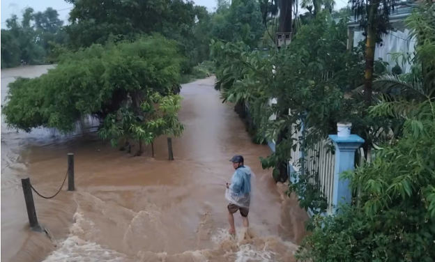 Mưa lớn gây ngập, sạt lở, chia cắt nhiều khu vực ở Quảng Trị và Huế ảnh 3