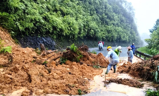 Mưa lớn gây ngập, sạt lở, chia cắt nhiều khu vực ở Quảng Trị và Huế ảnh 4