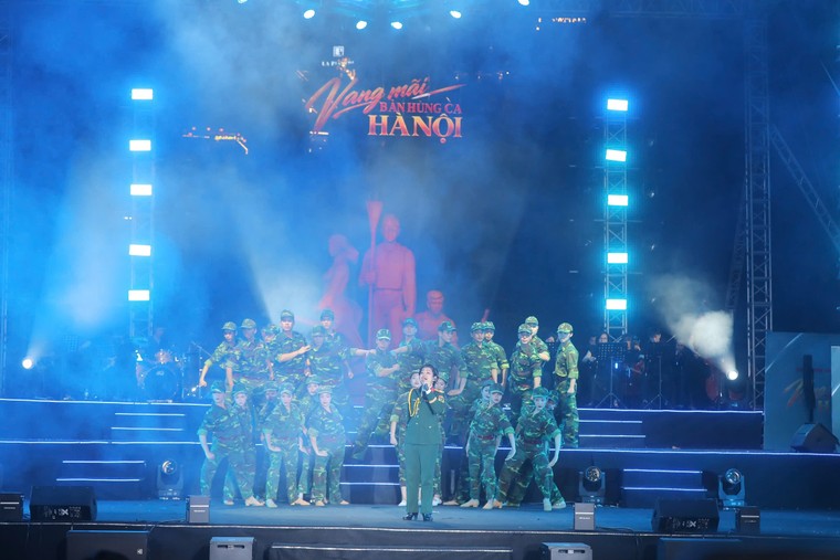 “80 năm - Vang mãi bản hùng ca Hà Nội” tái hiện hành trình của lực lượng vũ trang Thủ đô ảnh 2