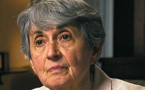 Nữ y tá trong nụ hôn biểu tượng Thế chiến II ảnh 1