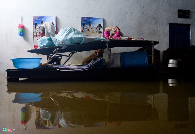 500.000 mỗi lượt đẩy ô tô qua chỗ ngập lụt ảnh 13