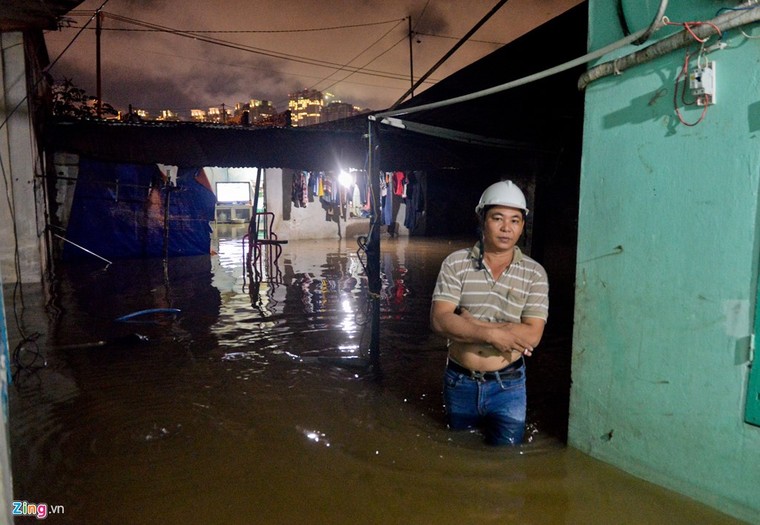 500.000 mỗi lượt đẩy ô tô qua chỗ ngập lụt ảnh 14