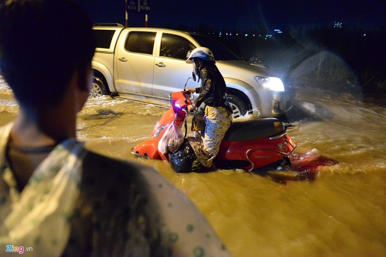 500.000 mỗi lượt đẩy ô tô qua chỗ ngập lụt ảnh 1