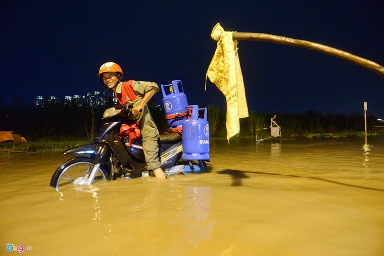 500.000 mỗi lượt đẩy ô tô qua chỗ ngập lụt ảnh 2