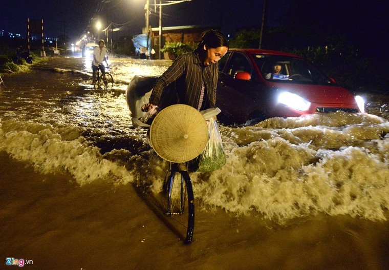 500.000 mỗi lượt đẩy ô tô qua chỗ ngập lụt ảnh 3