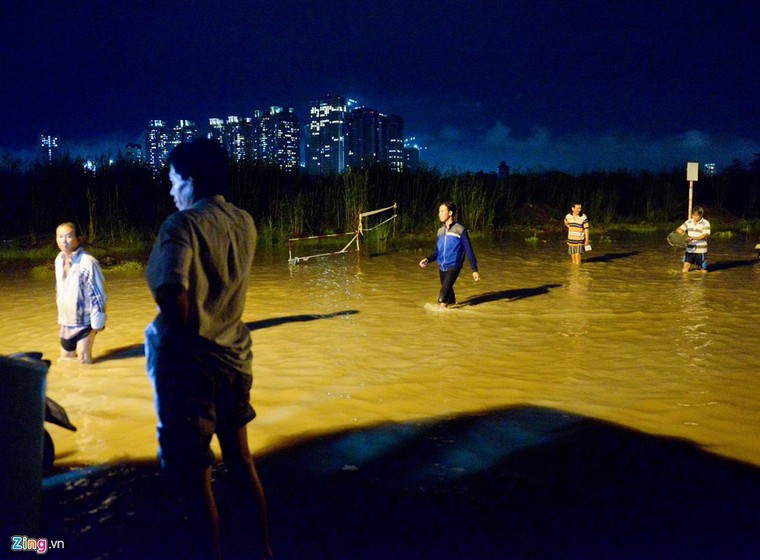 500.000 mỗi lượt đẩy ô tô qua chỗ ngập lụt ảnh 4