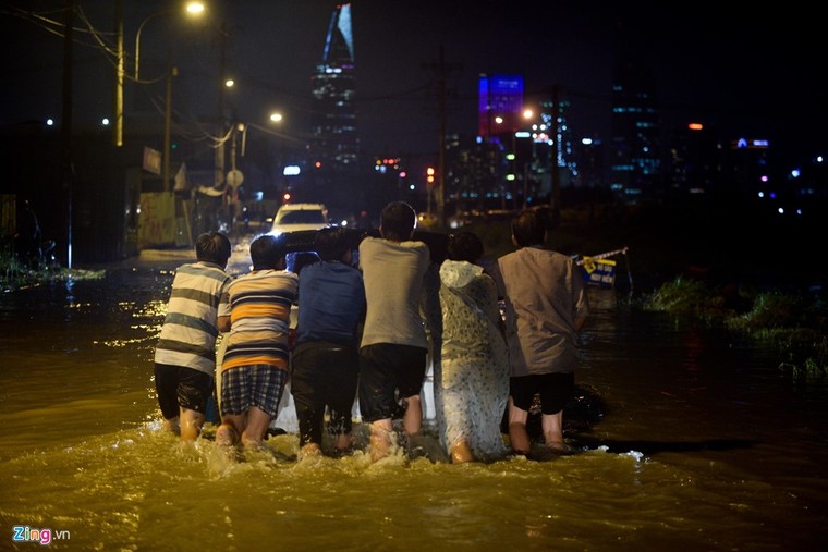 500.000 mỗi lượt đẩy ô tô qua chỗ ngập lụt ảnh 5