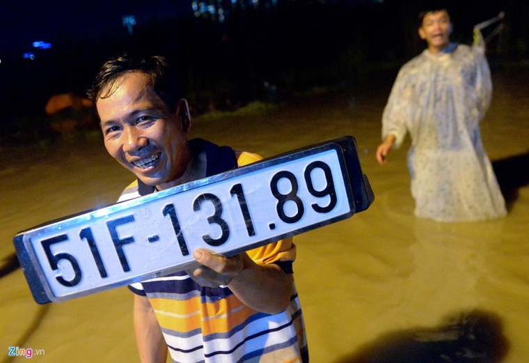 500.000 mỗi lượt đẩy ô tô qua chỗ ngập lụt ảnh 6