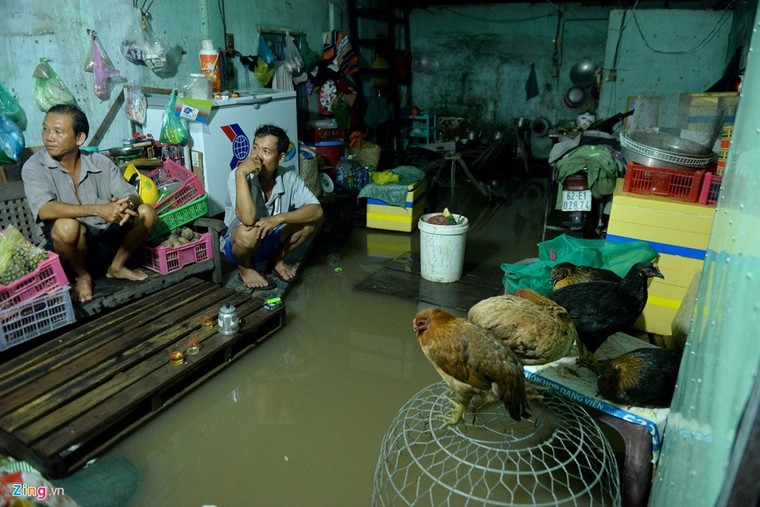 500.000 mỗi lượt đẩy ô tô qua chỗ ngập lụt ảnh 7