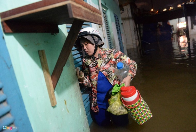 500.000 mỗi lượt đẩy ô tô qua chỗ ngập lụt ảnh 8