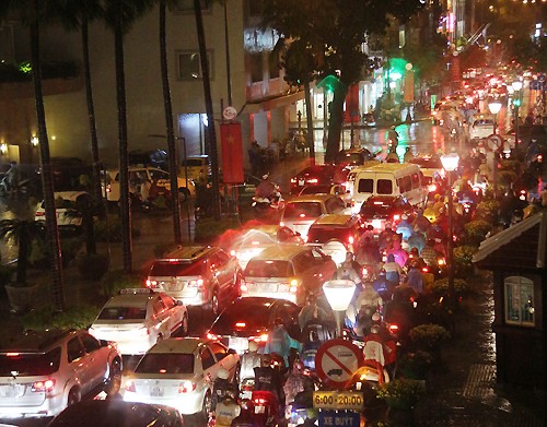 Lãnh đạo TP HCM 'chạy vòng vòng' 3 giờ trong trận mưa lịch sử để về nhà ảnh 1