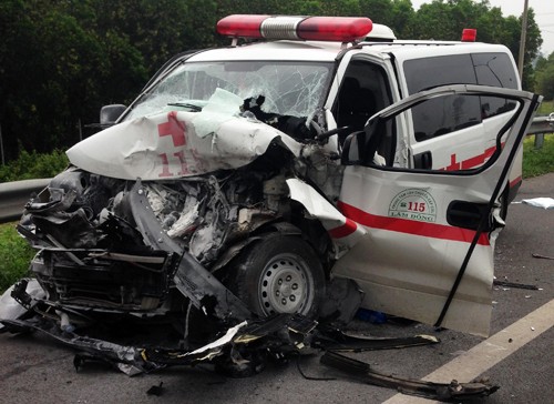 Xe cấp cứu tông ôtô bồn trên cao tốc Long Thành, nhiều người gặp nạn ảnh 1