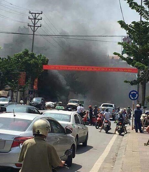 Taxi nổ tan nát trên phố, 2 người tử vong tại chỗ ảnh 1