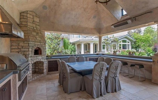 Angelina Jolie tiếp tục “đưa con đi trốn“ ảnh 11