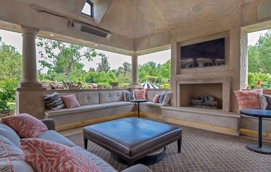 Angelina Jolie tiếp tục “đưa con đi trốn“ ảnh 10