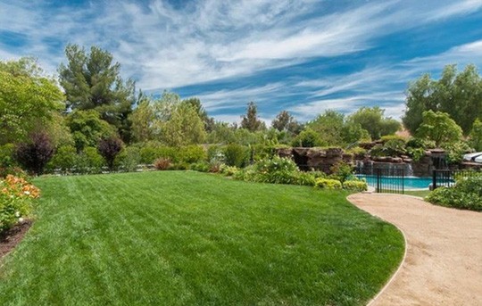 Angelina Jolie tiếp tục “đưa con đi trốn“ ảnh 2