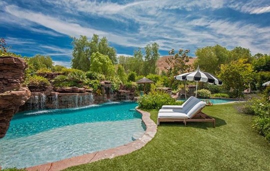 Angelina Jolie tiếp tục “đưa con đi trốn“ ảnh 1