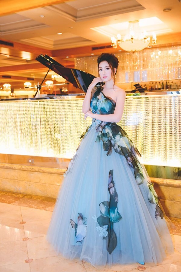 Hoa hậu Mỹ Linh hóa thân thành Lọ Lem ảnh 4