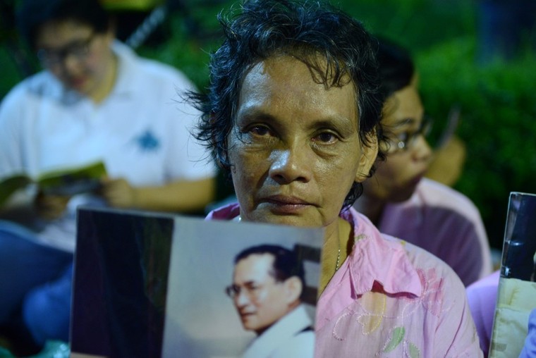 Dân Thái Lan tập trung ở bệnh viện cầu nguyện cho nhà vua ảnh 8