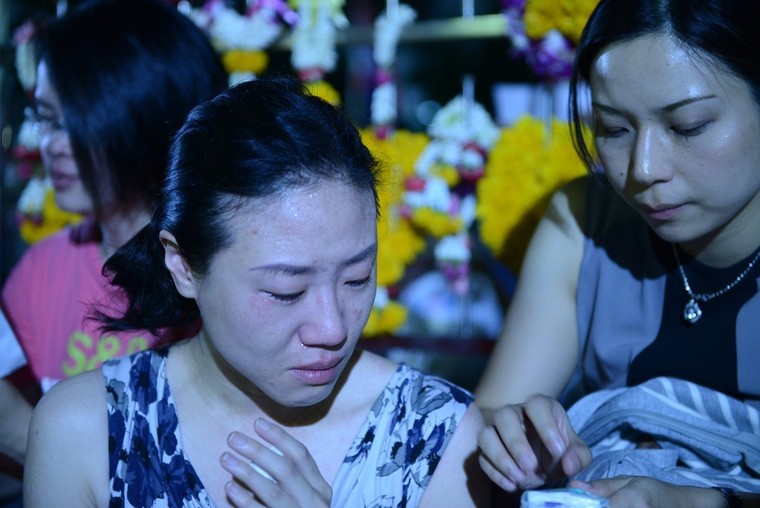 Dân Thái Lan tập trung ở bệnh viện cầu nguyện cho nhà vua ảnh 10