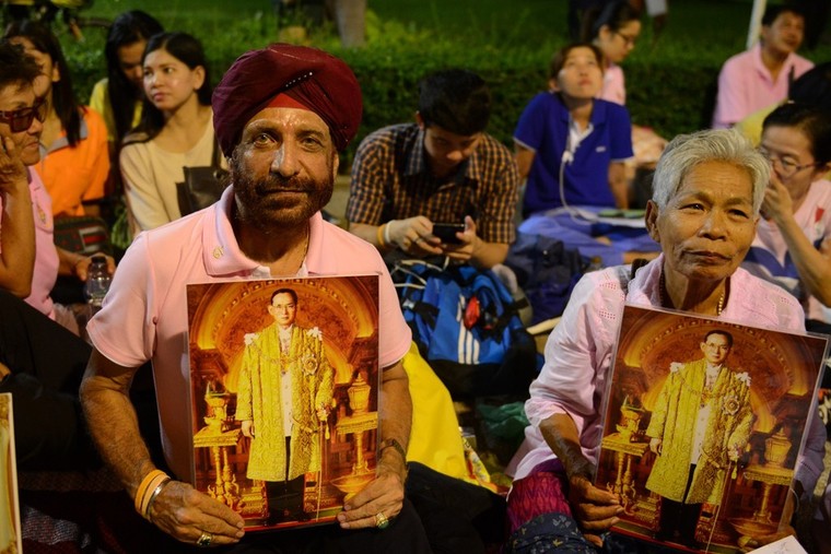 Dân Thái Lan tập trung ở bệnh viện cầu nguyện cho nhà vua ảnh 4