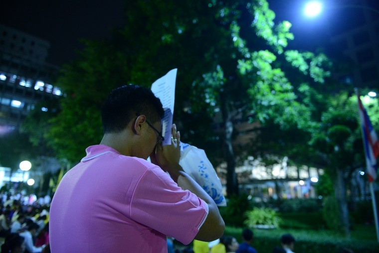 Dân Thái Lan tập trung ở bệnh viện cầu nguyện cho nhà vua ảnh 6