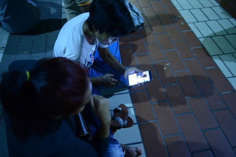 Dân Thái Lan tập trung ở bệnh viện cầu nguyện cho nhà vua ảnh 7