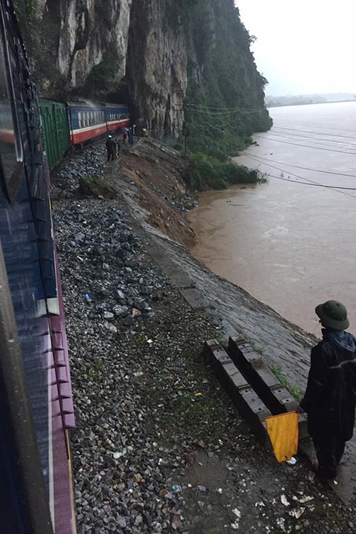 Lụt ngập nóc nhà ở Quảng Bình ảnh 7