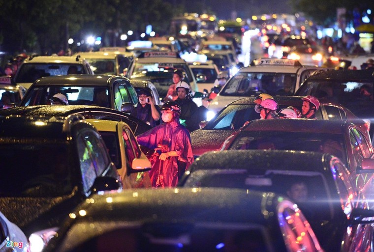 Kẹt xe hàng giờ không nhúc nhích ở Sài Gòn ảnh 7