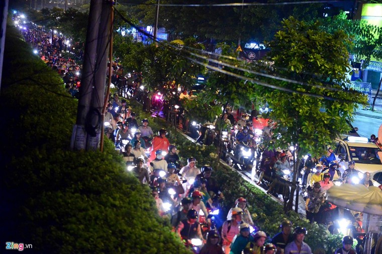 Kẹt xe hàng giờ không nhúc nhích ở Sài Gòn ảnh 1