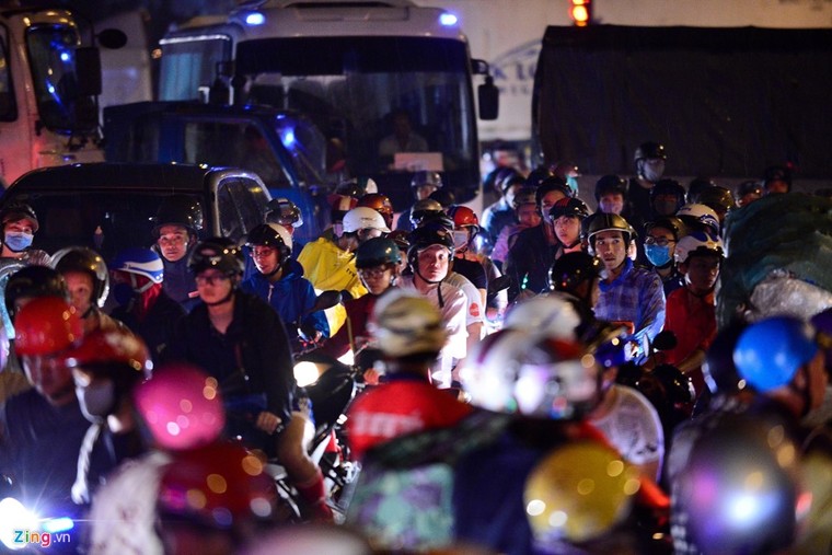 Kẹt xe hàng giờ không nhúc nhích ở Sài Gòn ảnh 5