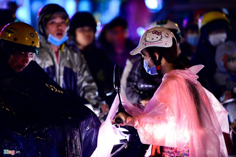 Kẹt xe hàng giờ không nhúc nhích ở Sài Gòn ảnh 6